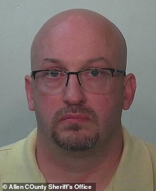 A scăpat nepedepsit după ce şi-a violat fiicele adoptive timp de 4 ani