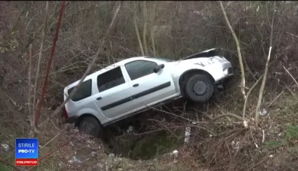 Profesori, prăbușiți cu mașina în râpă, în drum spre școală. Greșeala făcută de șoferiță