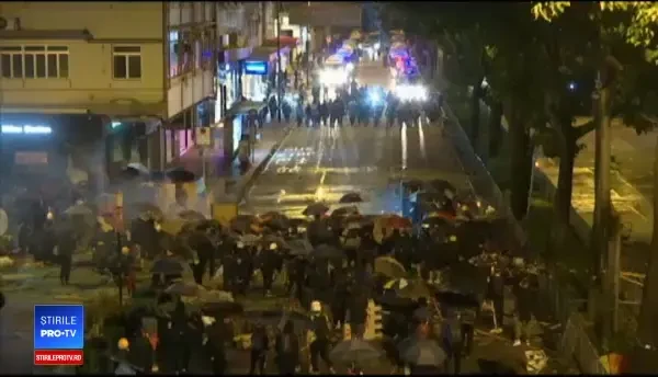 Noi incidente violente în Hong Kong. Sute de protestatari, goniți cu gaze lacrimogene