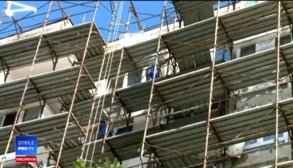 Blocuri stricate de firmele care trebuiau să le reabiliteze. "Nu ştiu meserie"