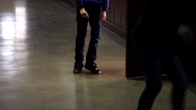 Elev de 12 ani bătut de profesor, după ce a dat cu piciorul într-un căţeluş