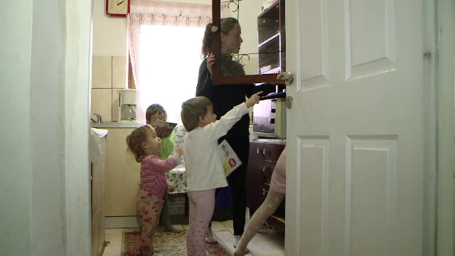 Situaţia tragică a copiiilor din România. 150.000 nu au ce mânca, 350.000 au părinţii plecaţi