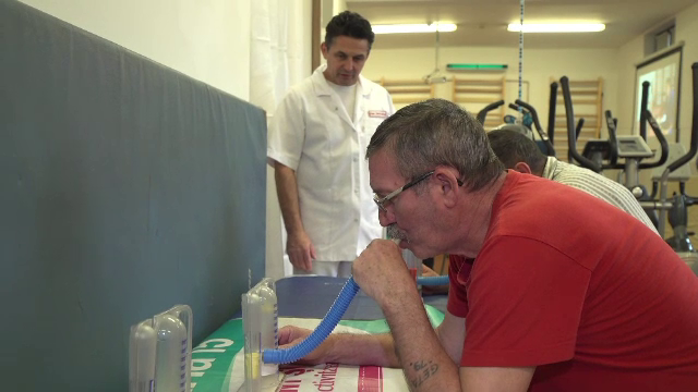 Peste 5 milioane de români fumează, dar autorităţile oferă tratament doar pentru 500