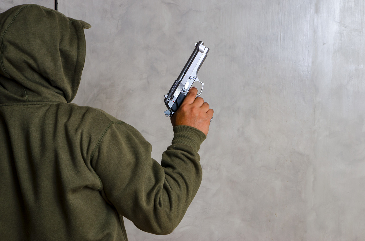 Momentul șocant în care o femeie este împușcată în stradă pentru că cerşeşte. VIDEO