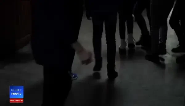 Elev de 12 ani bătut de profesor, după ce a dat cu piciorul într-un câine