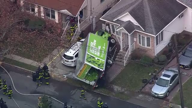 Accident bizar. Șoferul unui camion a pierdut controlul volanului și a intrat într-o casă