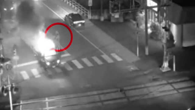 Momentul în care motorul unei mașini explodează în mers. VIDEO