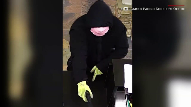 VIDEO viral. Cum s-a făcut de râs un hoț în timp ce încerca să fugă după ce a jefuit o bancă