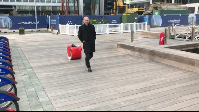 Invenție inedită pentru pasionații de shopping. Robotul care îți cară cumpărăturile