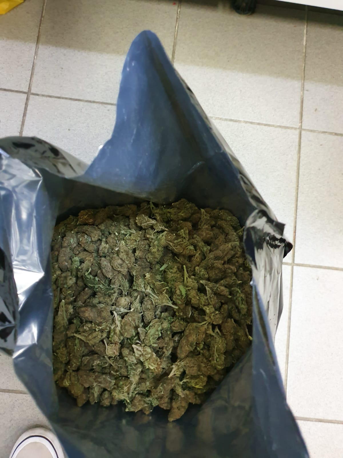 Traficant înarmat, prins în flagrant în Capitală. Captură impresionantă a DIICOT