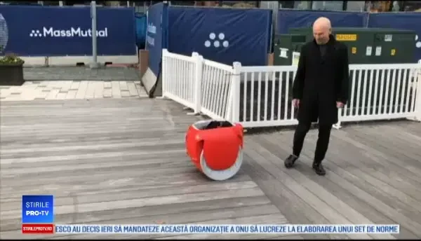 Invenție inedită pentru pasionații de shopping. Robotul care îți cară cumpărăturile
