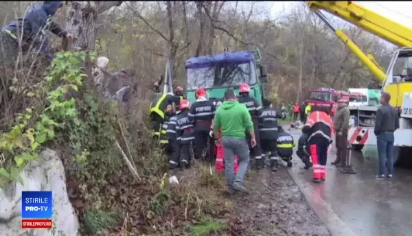 Un camion cu lemne s-a răsturnat peste o femeie care mergea pe marginea şoselei