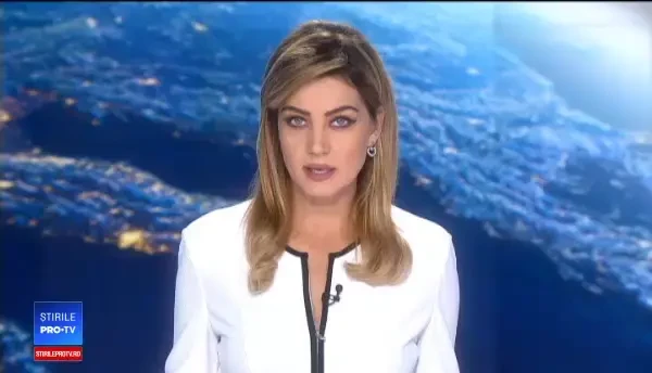 O schelă s-a desprins parțial de pe fațada unui bloc din București. Două mașini avariate