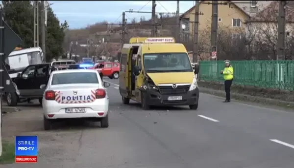 Microbuz plin cu elevi din Arad, implicat într-un accident. Care este starea copiilor