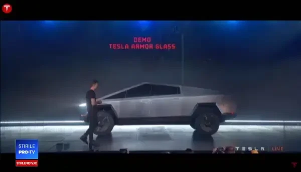 Momentul în care Elon Musk s-a făcut de râs la lansarea noului camion electric Tesla