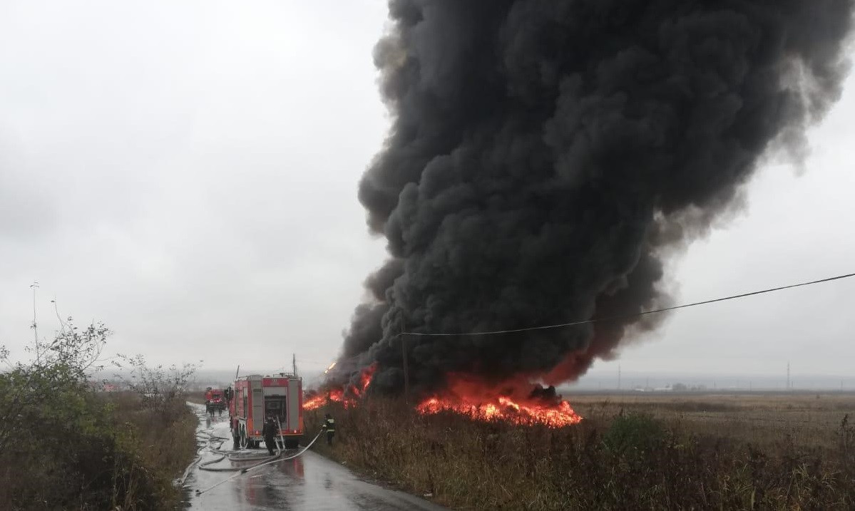 Incendiu la un depozit de cauciucuri din Vâlcea. Populația, avertizată prin RO-ALERT