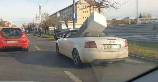 Frigider transportat cu mașina decapotabilă pe străzile din Timișoara. FOTO