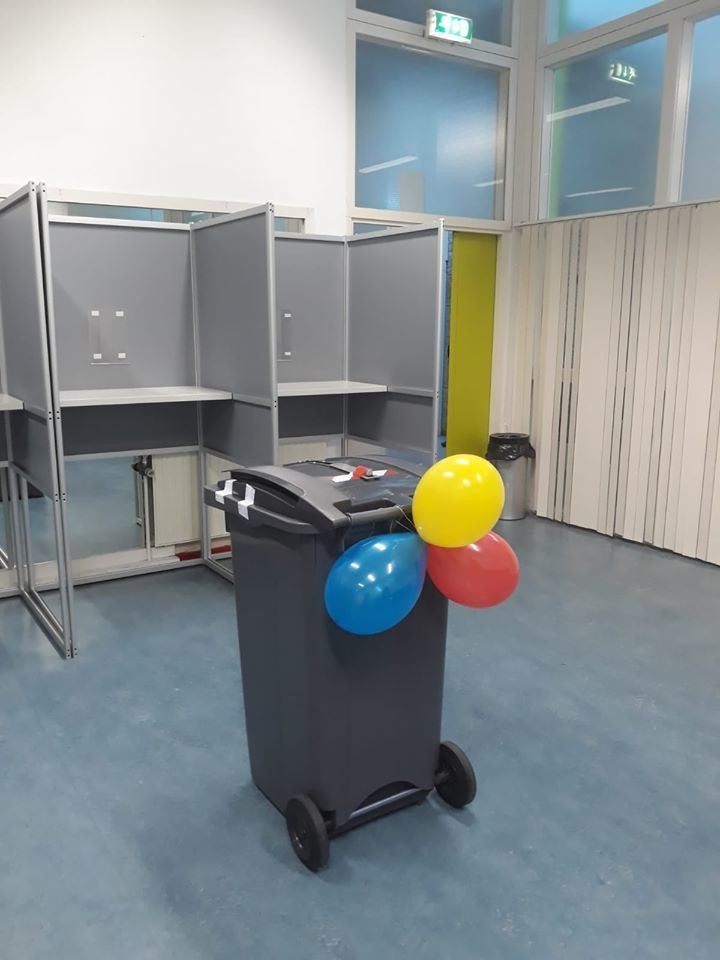 Pubele de gunoi în loc de urne în secţia de vot şi cutii de pantofi în loc de urne mobile, în Vrancea