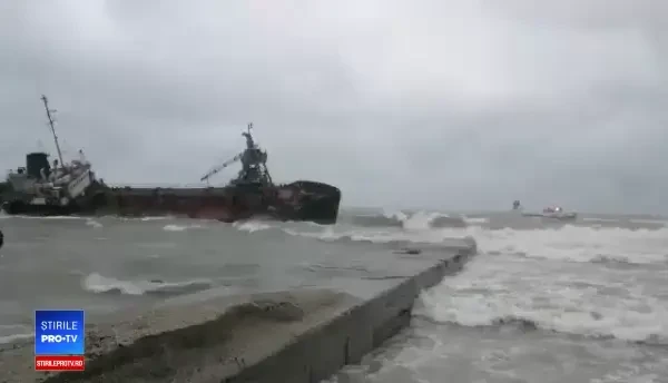 Furtună puternică pe Marea Neagră. Un petrolier s-a răsturnat