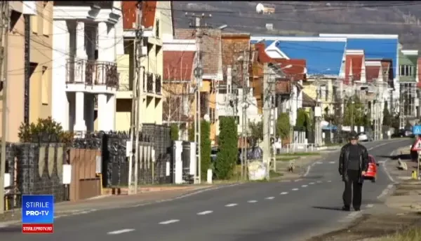 Satul în care au rămas doar bătrânii, dar toţi stau în palate. "E foarte greu"