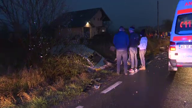 Viteza și ploaia, aproape fatale pentru 2 șoferi, în Argeș. Trei persoane au fost rănite