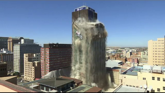 Momentul în care un bloc turn se prăbușește. Ce se va construi în locul lui