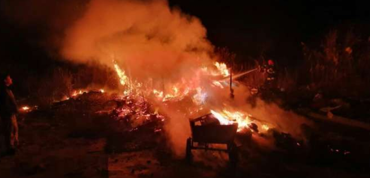 Bărbat carbonizat în Timiș, după ce adăpostul improvizat în care trăia a luat foc