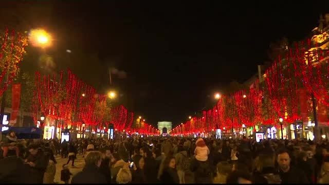 Luminile de sărbători s-au aprins pe Bulevardul Champs Elysee din Paris