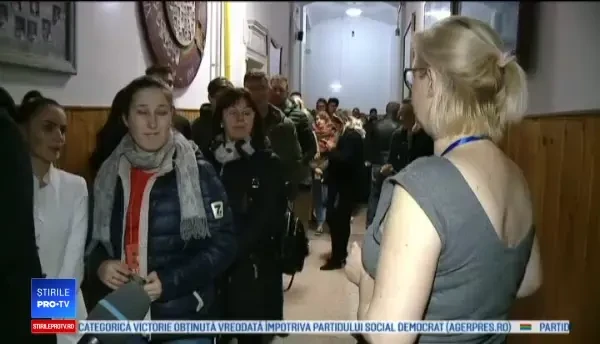 Incidente la o secție de vot din Cluj. Oamenii au fost nevoiți să stea la coadă