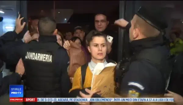 Haos la predarea sacilor cu buletine de vot. Oamenilor li s-a făcut rău la coadă