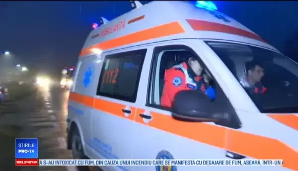 Viteza și ploaia, aproape fatale pentru 2 șoferi, în Argeș. Trei persoane au fost rănite