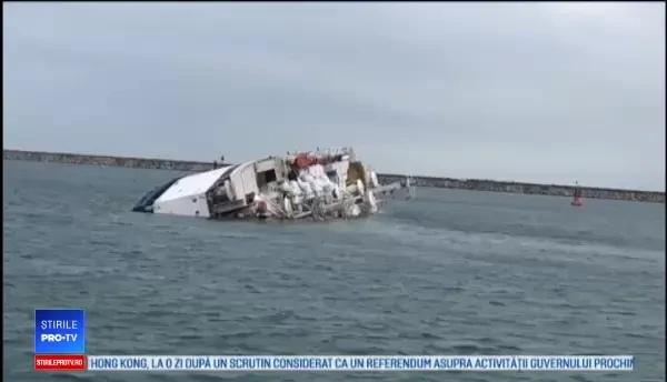 Echipele speciale încearcă să salveze cele 14.000 de oi din nava scufundată