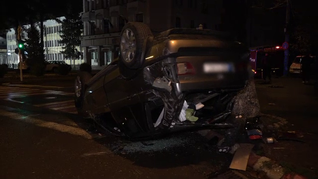 Două mașini s-au ciocnit în fața Prefecturii Buzău. Unul dintre șoferi era polițist