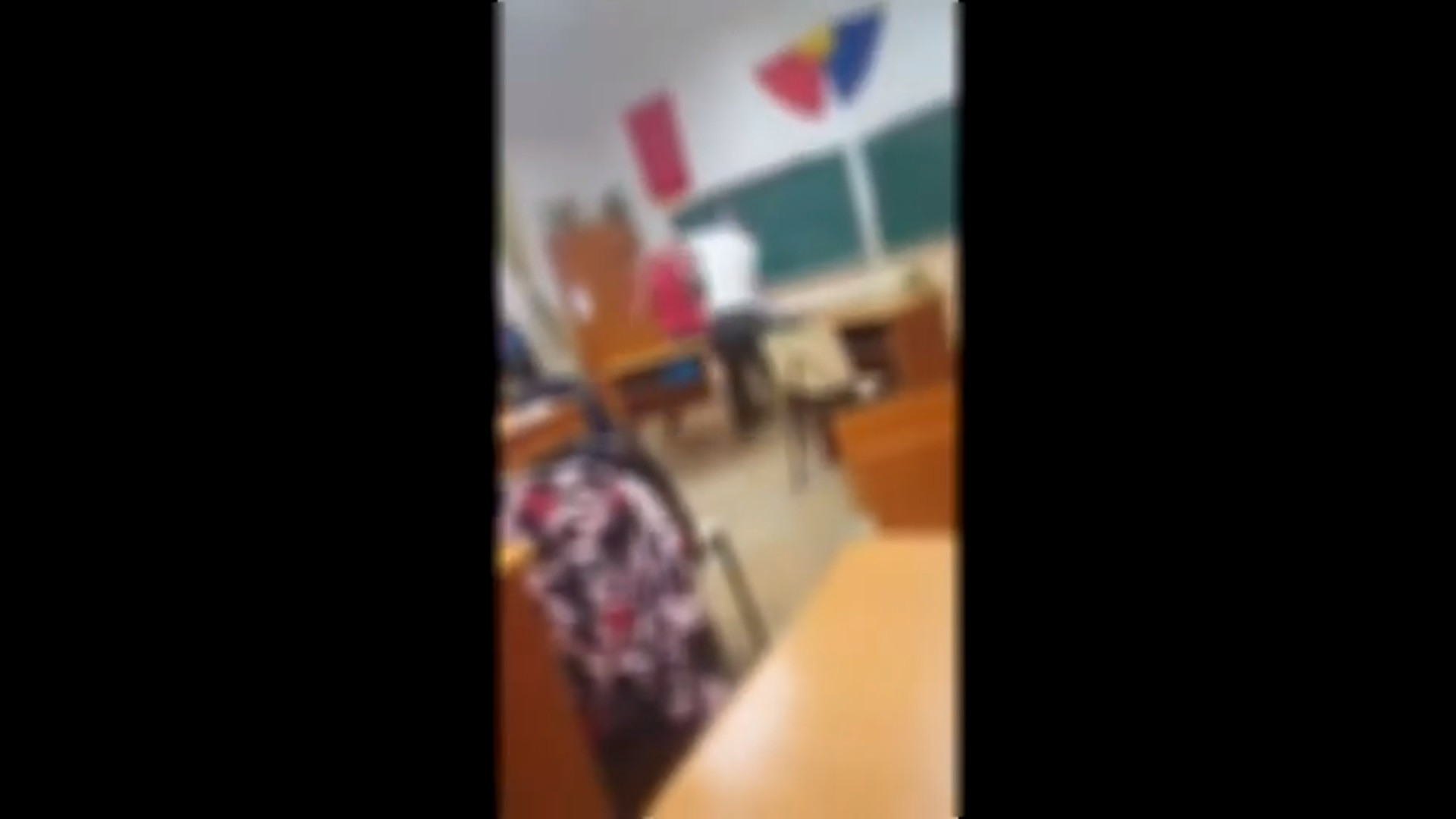 Elevi din Botoșani, anchetaţi după ce au fost filmaţi cum se bat în clasă. VIDEO