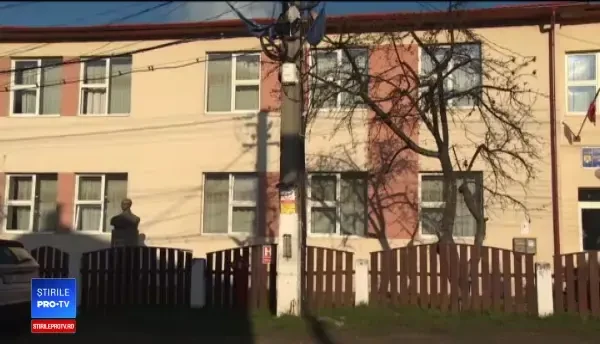 Proteste împotriva unui profesor din Bistrița. Părinții nu-și mai lasă copiii la școală