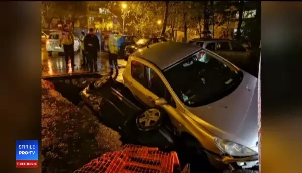 Groapa în care au căzut 2 mașini nu este nici acum semnalizată corect. Neregulile găsite