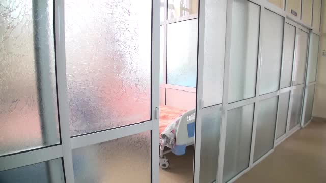 Un bărbat din Iași a făcut botulism după ce a mâncare o conservă făcută în casă