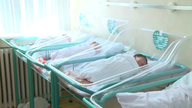 Româncele nasc mai mult prin cezariană, contrar recomandărilor. Cum este afectat bebelușul