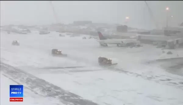 Iarna a lovit cu asprime regiuni întinse din SUA. Sute de zboruri au fost anulate