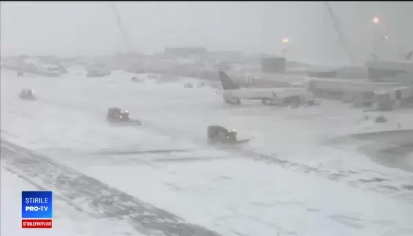 Iarna a lovit cu asprime regiuni întinse din SUA. Sute de zboruri au fost anulate
