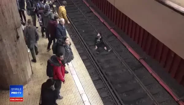 Un tânăr s-a așezat pe șina de metrou, la Piața Unirii. „Nu pot să trăiesc fără ea”