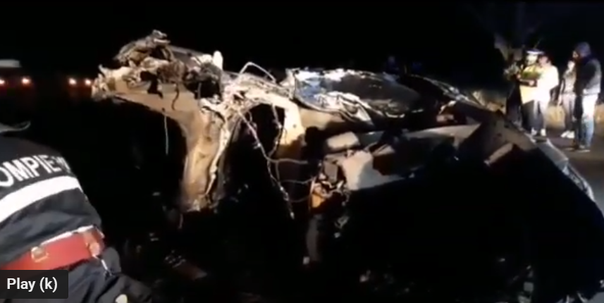 Un tânăr de 24 de ani a murit după ce a derapat cu maşina şi a intrat într-un copac, în Olt