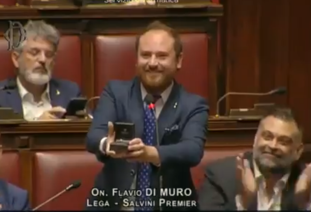 Un deputat și-a cerut iubita în căsătorie chiar în sala de plen. Reacția acesteia. VIDEO