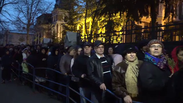 Mii de credincioși la moaștele Sf. Grigore Dascălul: „Preoții ne copleșesc”