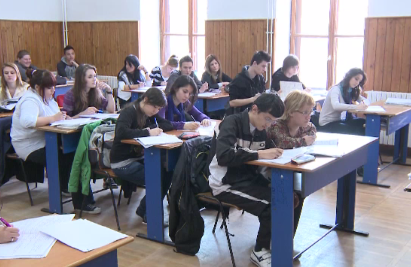 De 30 ani, educația vrea mărire de notă, dar tot corigentă rămâne. 40% din absolvenți sunt analfabeți funcțional