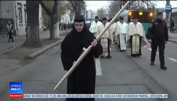 Mii de credincioși la moaștele Sf. Grigore Dascălul: „Preoții ne copleșesc”