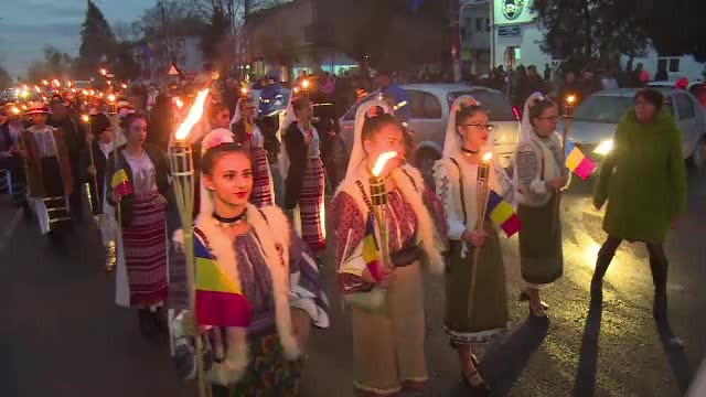 Străzile din Găești au îmbrăcat haine de sărbătoare. Paradă în straie populare în oraș