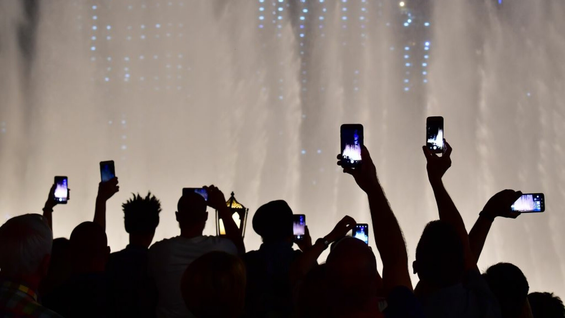 IMAGINE VIRALĂ. Cea mai înaltă clădire din lume, luminată în culorile steagului României