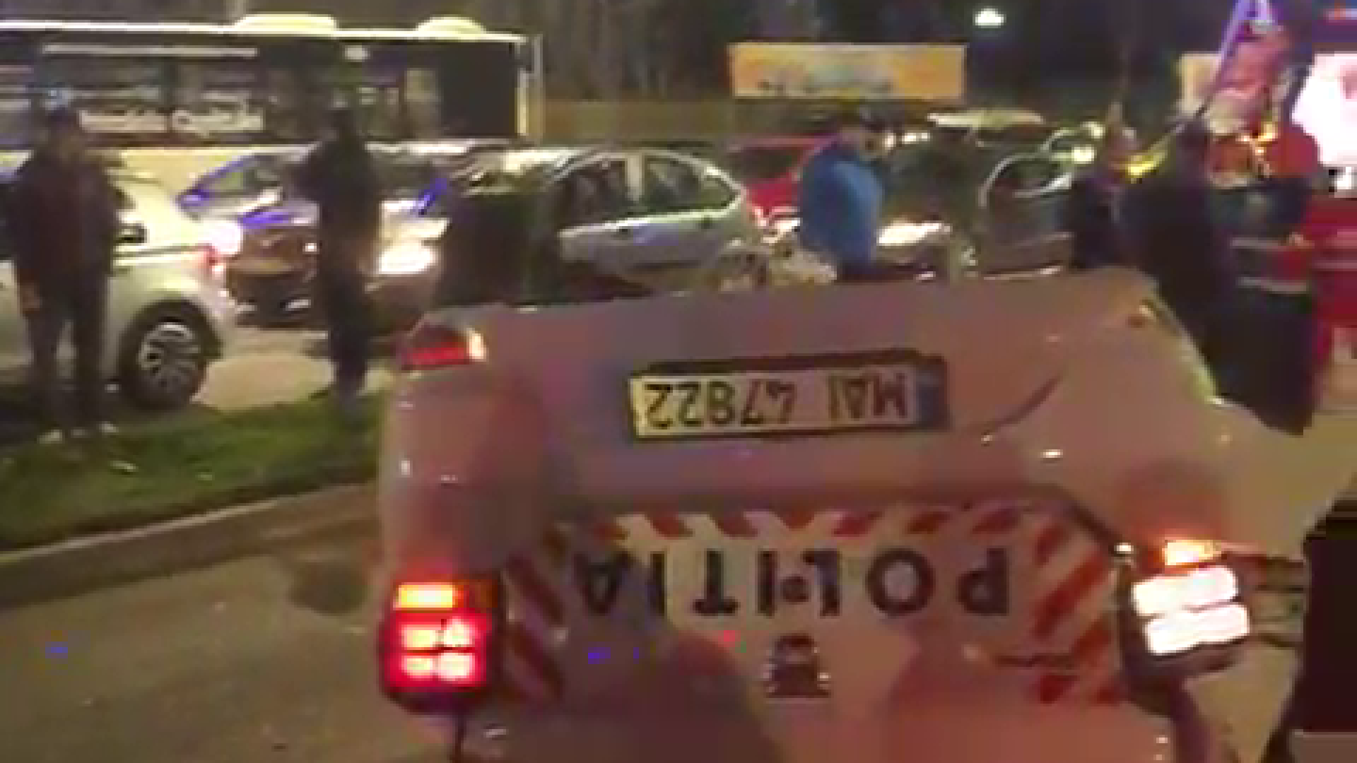 O mașină de poliție aflată în misiune s-a răsturnat în Capitală. Trei ofițeri au fost răniți