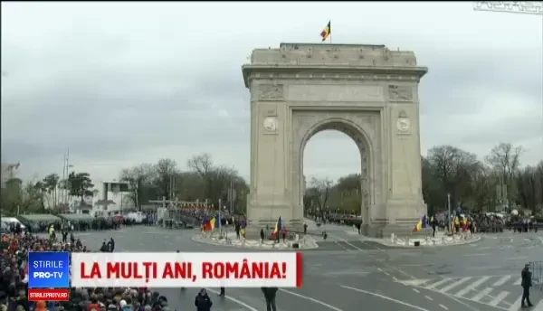 Parada de 1 Decembrie. Defilarea militarilor și imagini din elicopter